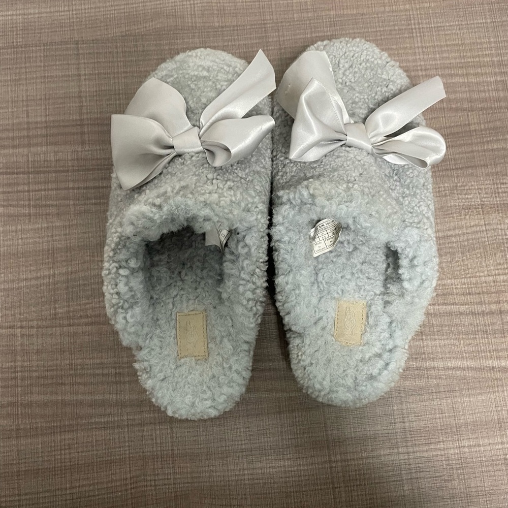 Women’s size 8 US, Ugg Addison Slippers